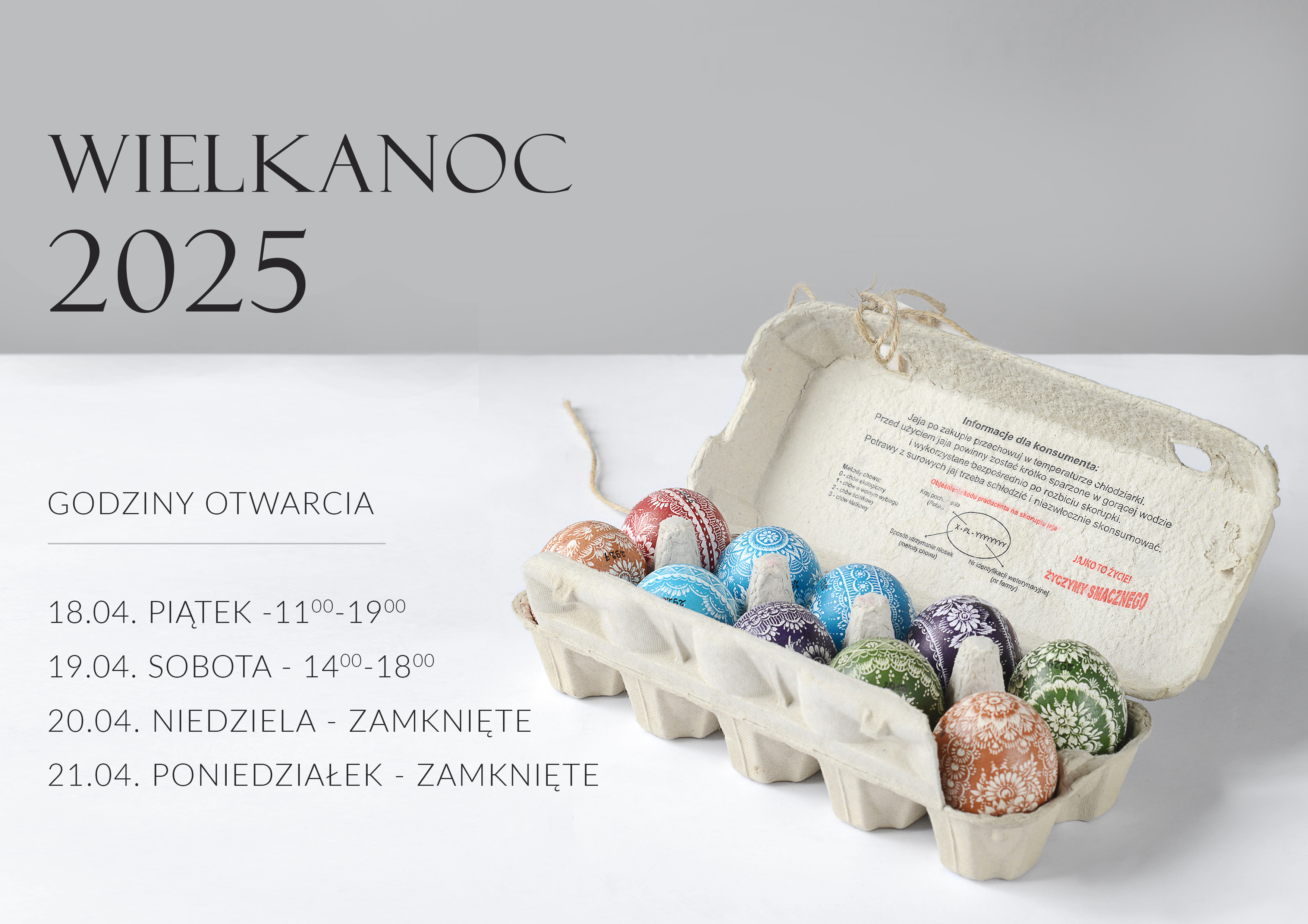 grafika przedstawiająca po prawej: kolorowe pisanki opoczyńskie wykonane metodą batikową ułożone w tekturowym pojemniku na jajka, po lewej stronie "Wielkanoc 2025. Godziny otwarcia" oraz wyszczególnione godziny w poszczególne dni
