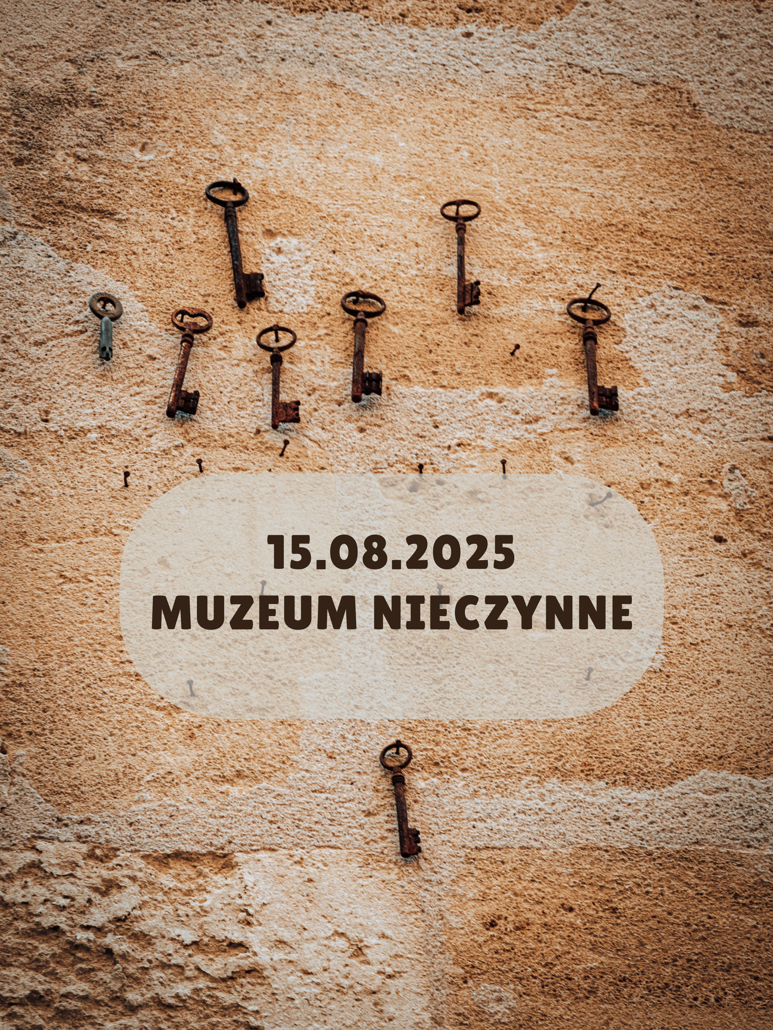 zdjęcie przedstawiające stare metalowe klucze zawieszone na osobnych gwoździach na ścianie oraz napis "15.08.2025 Muzeum nieczynne"