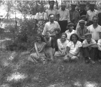zdjęcie archiwalne r. 1956/ zdjęcie grupowe archeologów na wykopaliskach w Zadowicach