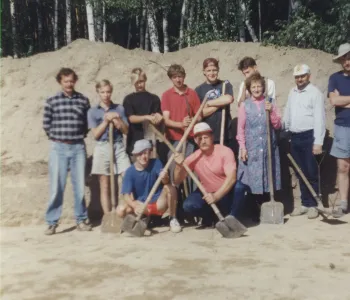 zdjęcie archiwalne r. 1995/ zdjęcie grupowe archeologów na stanowisku archeologicznym w Zadowicach 