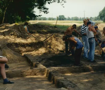 zdjęcie archiwalne r. 1994/ archeolodzy przy pracy w wykopie 