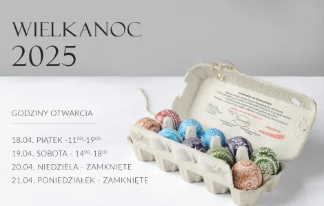 grafika przedstawiająca po prawej: kolorowe pisanki opoczyńskie wykonane metodą batikową ułożone w tekturowym pojemniku na jajka, po lewej stronie "Wielkanoc 2025. Godziny otwarcia" oraz wyszczególnione godziny w poszczególne dni