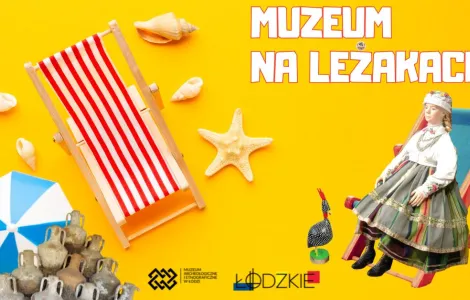 Grafika promocyjna w stylu wakacyjnym na żółtym tle. Po lewej stronie znajduje się czerwono-biały leżak, muszelki, rozgwiazda i niebiesko-biały parasol plażowy. Na dole widać antyczne gliniane naczynia wydobyte z oceanu. Po prawej stronie siedzi lalka ubrana w tradycyjny strój ludowy na niebieskim leżaku. Nad nią napis „Muzeum na leżakach” dużą, białą czcionką z czerwonym konturem. Na dole znajdują się logotypy: Muzeum Archeologicznego i Etnograficznego w Łodzi oraz województwa łódzkiego.