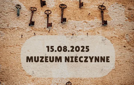 zdjęcie przedstawiające stare metalowe klucze zawieszone na osobnych gwoździach na ścianie oraz napis "15.08.2025 Muzeum nieczynne"