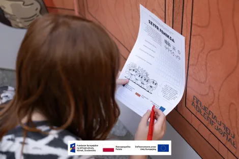 Kartka z quizem na napisem „Szyfr Feniksa” opatrzona logotypami unijnymi