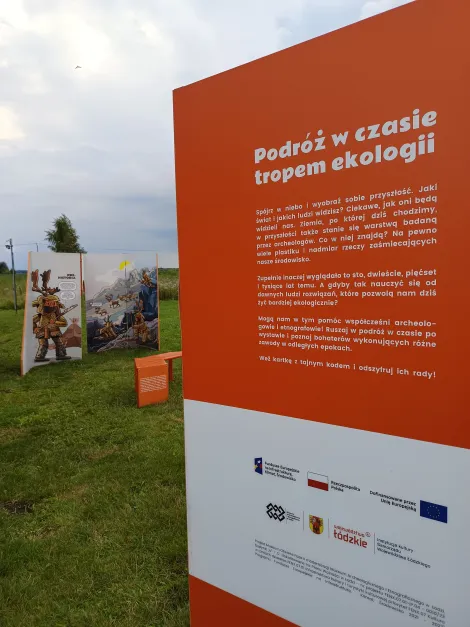 tablica informacyjna traktująca o założeniach projektu stanowiąca tył ścianki wystawowej