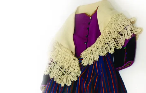 chusta kamelowa w kolorze kremowym oraz pasiak łęczycki w kolorystyce fioletu i ciemnego różu 