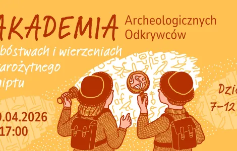 Plakat wydarzenia dla dzieci pt. „AKADEMIA Archeologicznych Odkrywców – O bóstwach i wierzeniach starożytnego Egiptu”. Ilustracja w ciepłych, pomarańczowych barwach przedstawia dwoje dzieci w czapkach i z plecakami, które oglądają hieroglify na ścianie – jedno trzyma latarkę, drugie lupę. Na plakacie widnieje informacja: 09.04.2026 o 17:00, dzieci 7–12 lat.